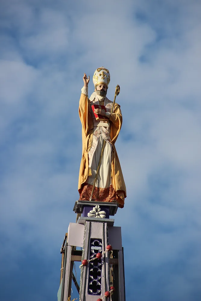 San Paolino surveys the feast from atop the gilgio